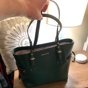 MICHAEL KORS VOYAGER LEATHER TOTE BAG